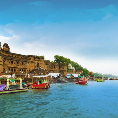Heritage and History: Maheshwar Day Tour with a Local Guide from Indore