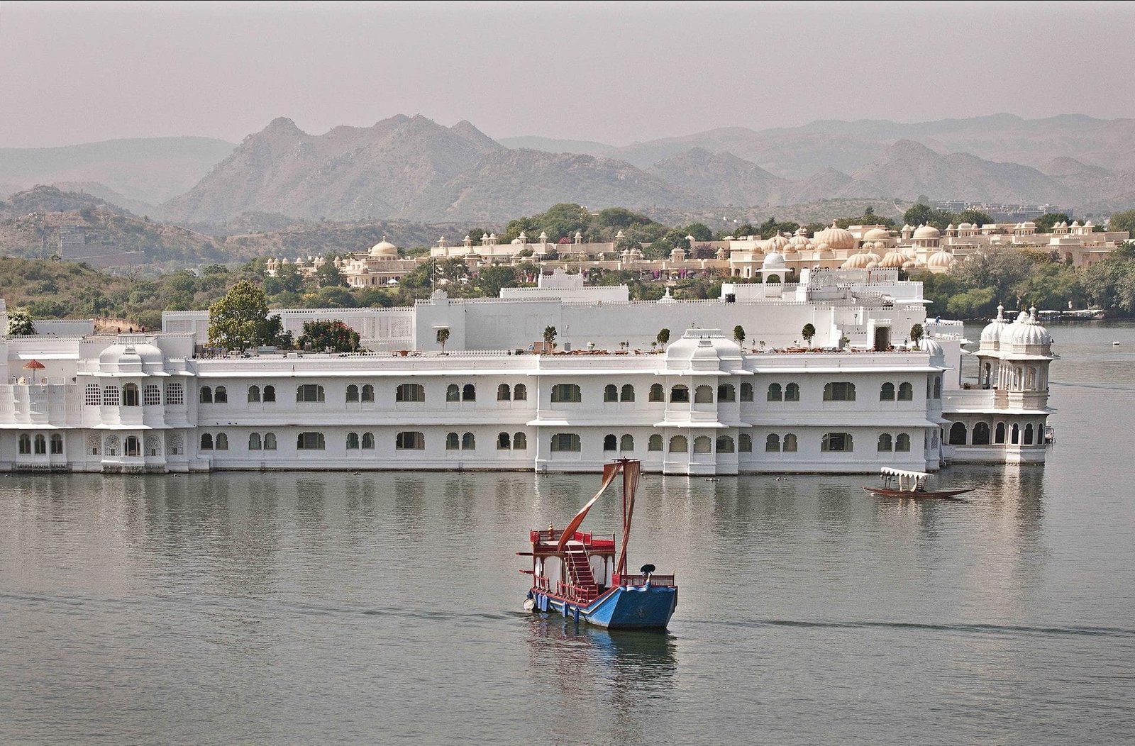 Udaipur Heritage Tour with Vintage Cars & Haveli Exploration